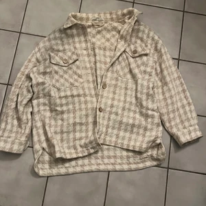 jacka  - En vårjacka i nyskick, från pull and bear! Så fint mönster och passform❤️❤️❤️