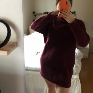 Stickad klänning - Stickad klänning i vinröd färg med polokrage