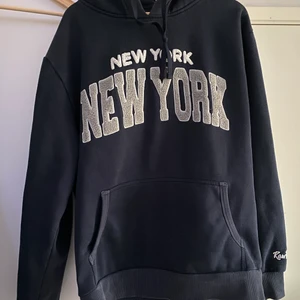 Raw Blue Hoodie/huvtröja  - Köpt begagnat men aldrig använd då den inte satt som jag ville och var mindre än vad storleken säger Storleken är XXL men skulle säga att den är mer i L I väldigt fint skick annars