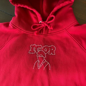 Broderad tröja - 💜Broderad tröja med Tyler The Creator motiv 💜Hör av er om ni vill köpa en liknande 💜Cirka 300kr plus frakt 💜Kom gärna med egna förslag på motiv 💜Olika färger och storlekar finns 💜Just denna är såld