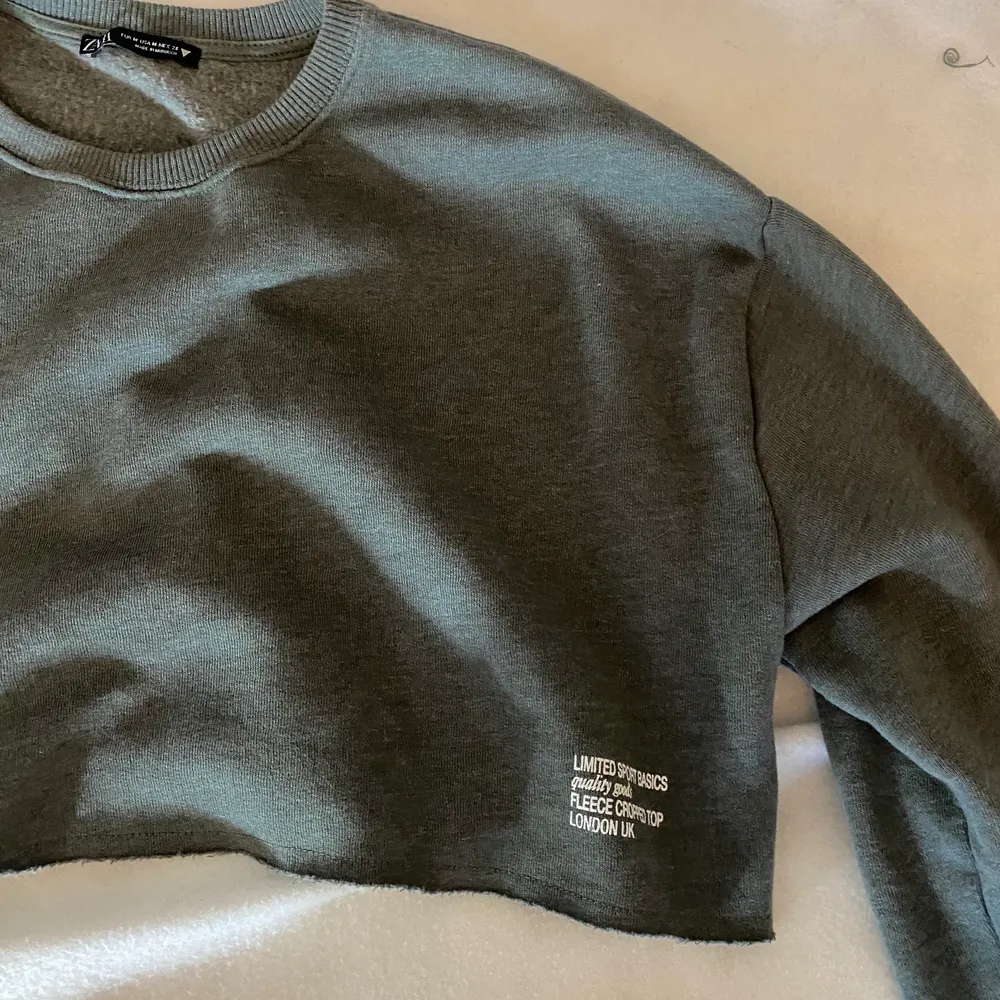 En grön/militärgrön croppad sweatshirt från zara som är i nysckick. Otroligt bra och varmt material. Storlek M. Hör av er vid frågor💗. Tröjor & Koftor.