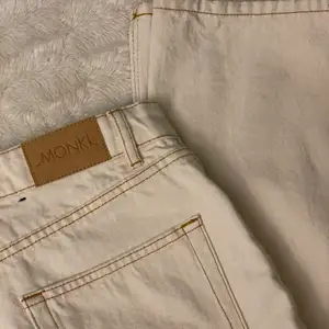 Ett par jätte fina vida jeans i färgen off-white från MONKI i strl 38. Knappt använda alls! Köpte dem för 400kr. Köp dem direkt för endast 200 exl frakt!!