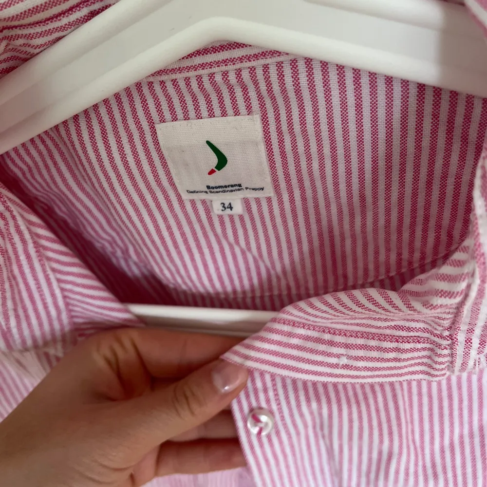 Rosa boomerangskjorta perfekt till sommaren, behövs såklart strykas 💘SISTA KÖPDAGEN ÄR FREDAG FÖRMIDDAG ❌. Skjortor.