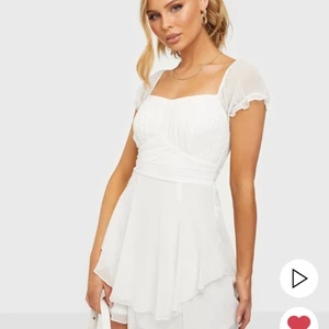 Nelly studentklänning - Säljer en superfin klänning som passar perfekt till studenten från Nelly! Endast provad, alla lappar kvar. Säljes då den tyvärr inte passade :( Köpt för 499, ge bud! :)