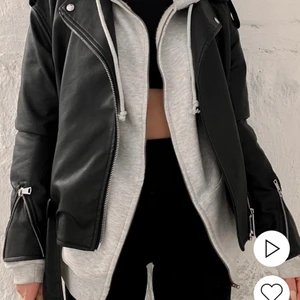 Skinnjacka  - Storlek 38 och den är oversized på mig, skit snygg att ha på en utekväll tex. Inte använt så mycket så den är som ny