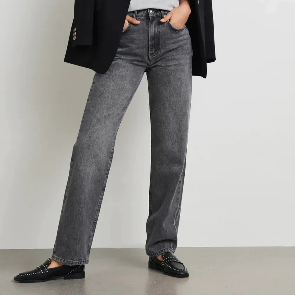 Supersnygga midwaist gråa jeans från GinaTricot i storlek 38, passar även 36! Endast använda en gång, 450kr + frakt!! ord pris 599kr . Jeans & Byxor.