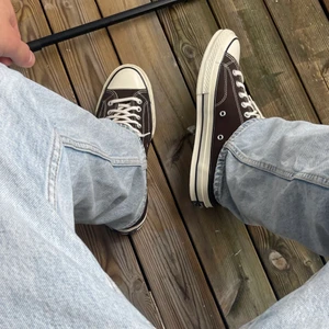 Bruna Converse Chuck Taylor  - Säljer dessa bruna converse som ej passar mig! Ser ut att vara i nyskick och har endast använda ett fåtal ggr! Köparen står för frakt 