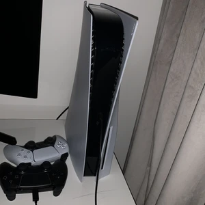 Ps5 - Köpt från Telia, (ett erbjudande som man fick om man är medlem hos de). Både disc o digital, använd fåtal gånger, 2 kontroller, battlefield 2042 följs med och alla originala delar.