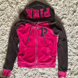 Kofta - Soperfin Victoria Secret kofta i fint skick. Storlek M men sitter som en XS. Skriv om du har några frågor eller vill ha fler bilder💕