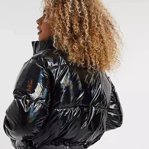 Svart puffer jacka i vinyl - Skitsnygg slutsåld puffer jacka i vinylmaterial! I princip helt ny. Kan skicka fler bilder om så önskas :) Säljer billigare vid snabb affär!