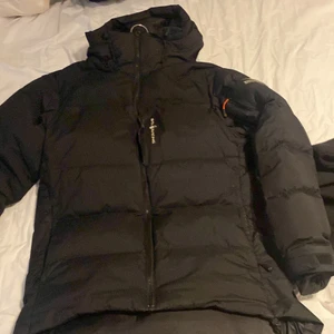 Sail racing jacka - Sail racing vinterjacka, hyfsat bra skick inge fläckar eller hål väldigt skön och varm jacka😁 nypris 3600kr