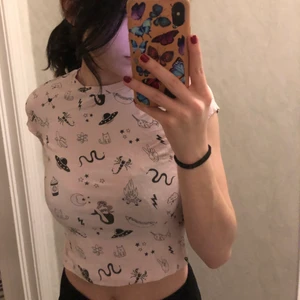 H&M T-shirt  - En söt rosa tröja med mönster på. Sitter tight men är bekväm och mjuk. 