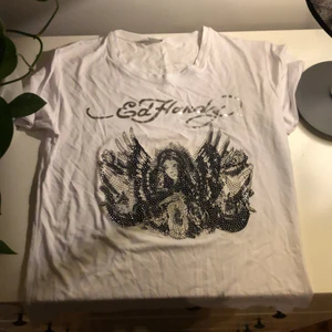 Ed hardy t-shirt - Ed hardy tisha med alla rhinestones kvar. passar S