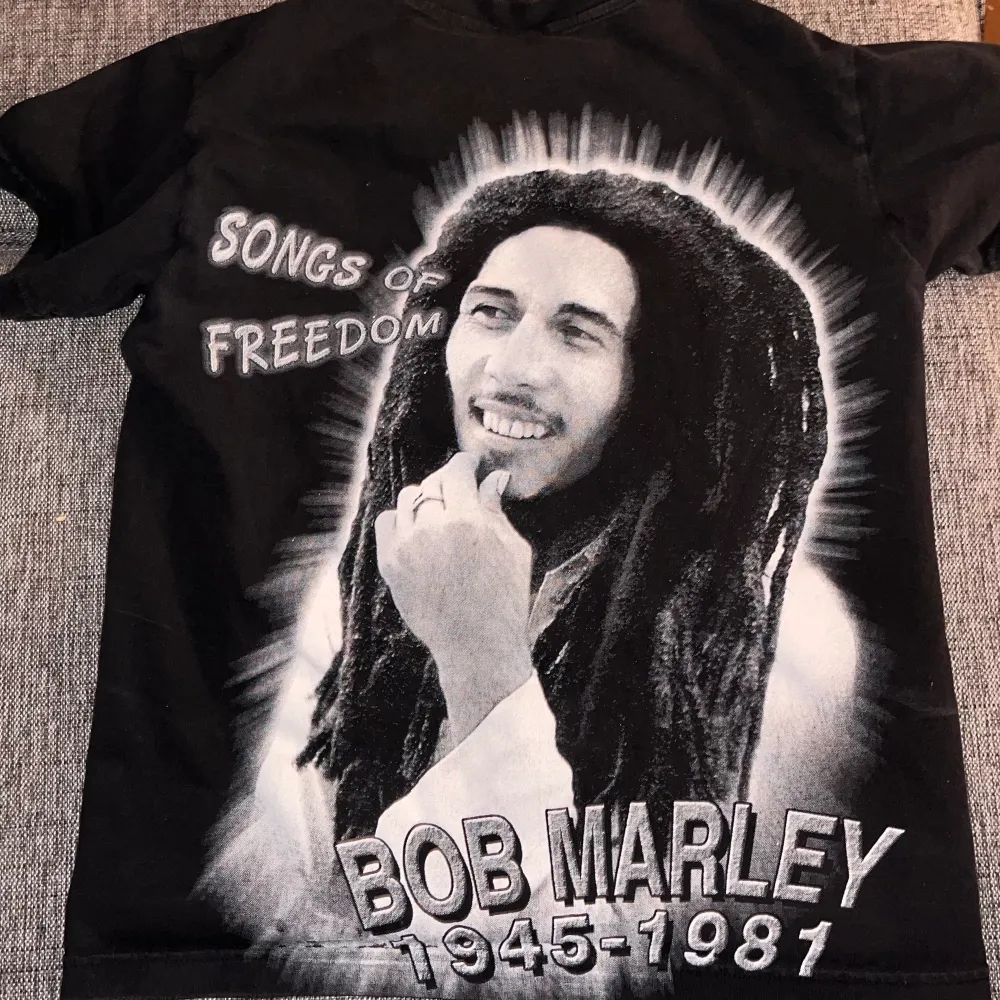 Graphic t-shirt med färgat tryck på framsidan och svartvitt på baksidan av Bob Marley. Storlek S dam men passar bra på XS också. Märket är Thunder. Superbra skick. Köpare står för frakt. Pm för mer info! <3 . T-shirts.