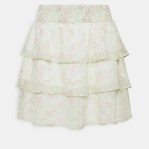 Volangkjol - Volangkjol i lite ljusgrön ❤️ helt oanvänd med prislapp kvar har därför inga bilder! Säljer även liknande fast annnan färg ! Köpt på zalando för 350