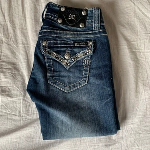 Miss me  - Jeans från miss me. Älskar dom här men dom är tyvärr för stora för mig så måste sälja!! Stl 25 står det i men skulle nog säga att dom är mer som en 26. Så snygg tvätt och bakfickorna är to die for. Lågmidjade och skinny. 300kr plus frakt💕💕