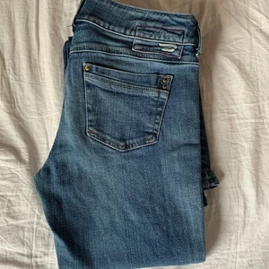 Diesel  - Jeans från diesel som är så sjukt snygga!! Tyvärr för stora för mig så säljer dom vidare. Lågmidjade och raka/bootcut i modellen, skulle säga att dom passar en 26. 250kr plus frakt