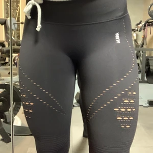 Alera träningstights xs 34/36 - SHAPESHIFTER SEAMLESS SCRUNCH TIGHTS. Nya tights i storlek xs, supersnygga! Endast testade och var ngt för små för mig 🥲 Utöver det extremt sköna seamless-materialet har dessa tights även en exklusiv design med mesh-detaljer som inte bara är snygga, de bidrar också till att hålla dig sval under din träning.  Det följsamma materialet är samtidigt specifikt konstruerat för att ge dig ett par tights som är helt squatproof. Tightsen har även vår unika FlexScrunch™ som framhäver dina former likt inga