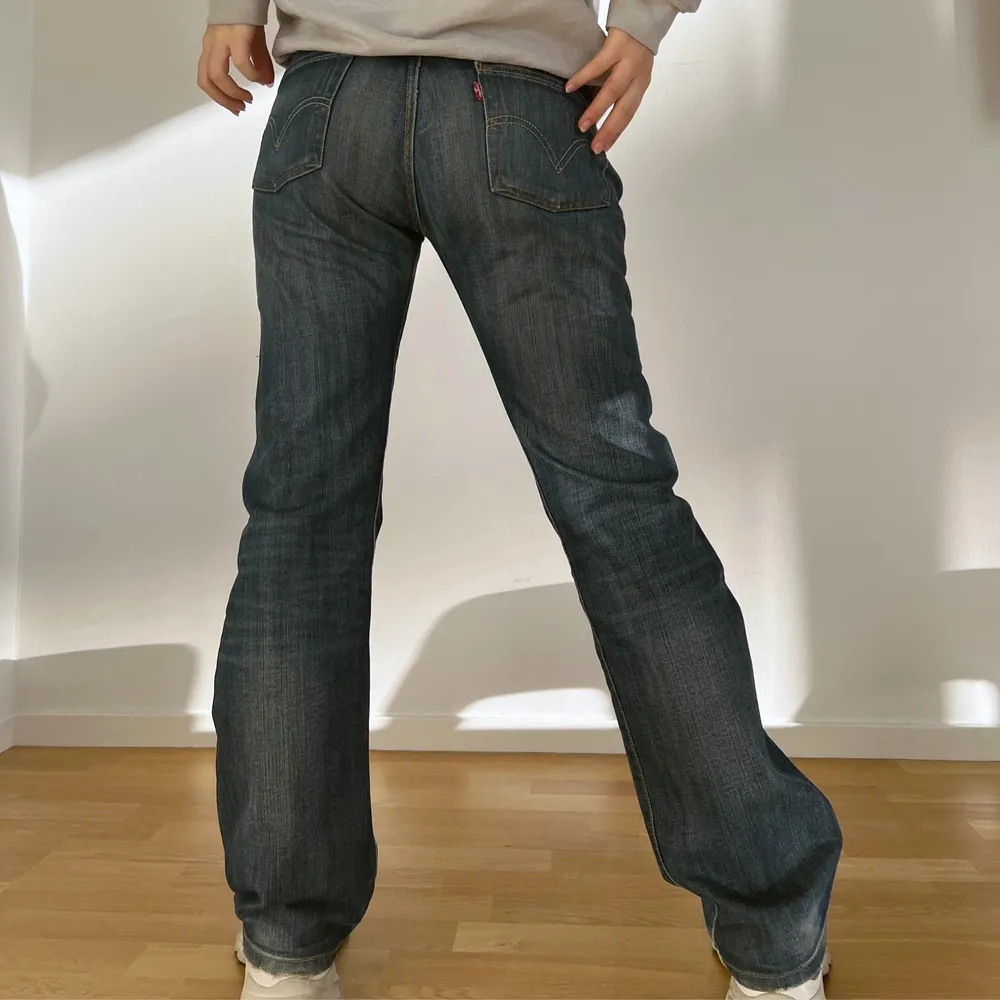 Skitcoola lowwaist vintage Levis jeans, långa i benen, najs tvätt. Passar en s/m. . Jeans & Byxor.