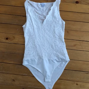 Vit body  - Vit fin body med v ringat. Kommer inte längre till användning, använt den några gånger men inget som syns. 