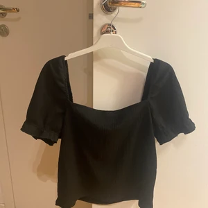 Perfekt söt topp - Säljer denna underbara svarta topp