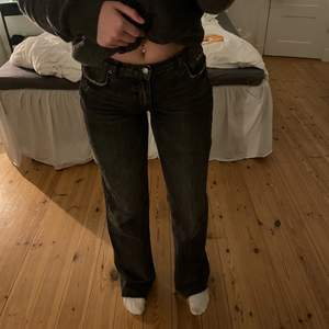 Perfekta lågmidjade jeans, storlek 36. Dom är långa i benen och passar en 34-36 beroende på hur man vill att byxan ska sitta. Jag på bilden är 170cm lång.🦋