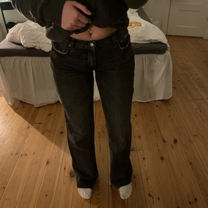 Zara jeans low waist - Perfekta lågmidjade jeans, storlek 36. Dom är långa i benen och passar en 34-36 beroende på hur man vill att byxan ska sitta. Jag på bilden är 170cm lång.🦋