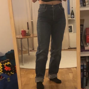 Levis Jeans 701 - 28/32, tyvärr för små på mig. Jeansen är för långa för mig som är 158 cm, på bilden uppvikta. Köpare står för frakt