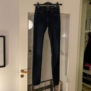 Blå Crocker jeans i modellen Pow ”second skin”  Stl 27/34