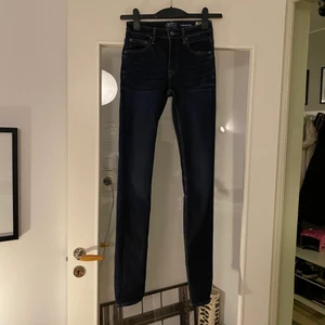 Crocker jeans 27/34 - Blå Crocker jeans i modellen Pow ”second skin”  Stl 27/34