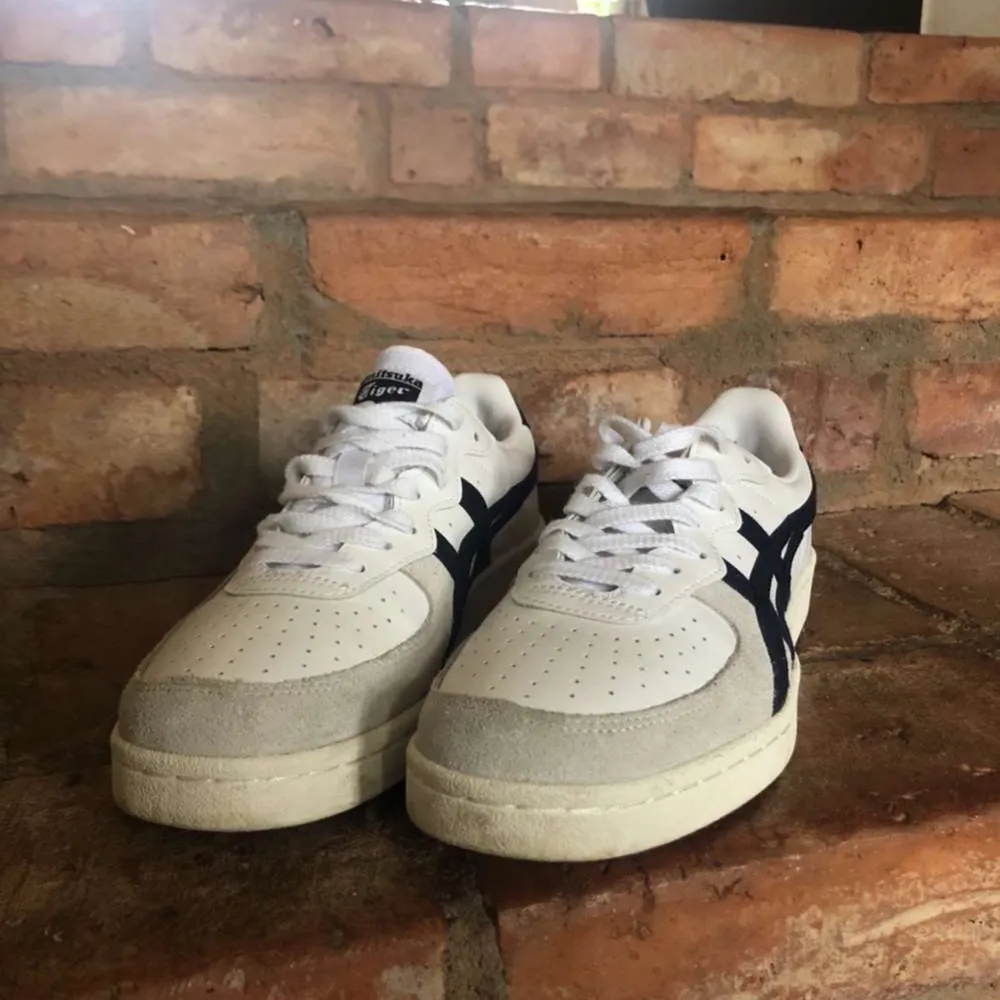 Sneakers Onitsuka Tiger, vita stl 40 säljes pga fel storlek. Använda 2 ggr. Nypris 900kr, säljes för 600kr.. Skor.