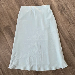 Sidenkjol  - En superfin ljusblå sidenkjol från bikbok, köpte den för ett tag sedan men har inte kommit till så mycket användning tyvärr!😊