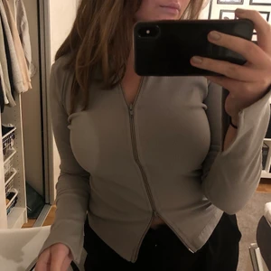 Grå ziptröja - Grå ziptröja i storlek S. Båda zippers går att justera hur man vill. Tröjan har även slits i ärmarna. Säljer då den tyvärr bara kommit till användning en gång! 💕