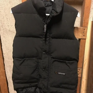 SÖKER! Canada goose väst - Söker Canda goose väst liknande dom på bilderna. hälst storlek XS. Högst 750kr 