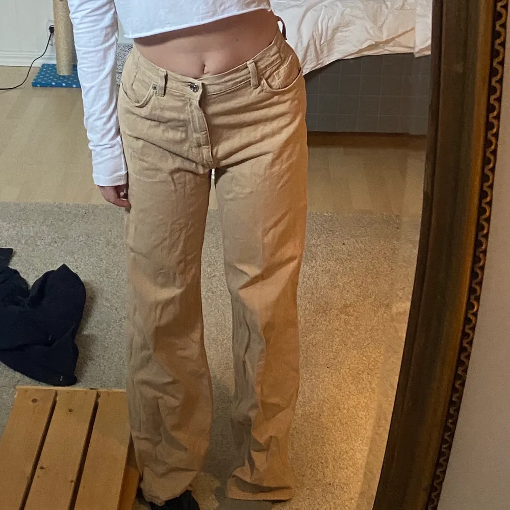 Beiga byxor från monki dom jag sytt in i midjan, kan ta bort det som jag sytt in om detta önskas💘💘 Är 171 och har ofta 36/38 i jeans. Jeans & Byxor.