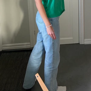 Weekday  - Säljer dessa byxor från weekday Rowe i storlek 25/32., sitter bra på mig som brukar ha 36. Mycket fint skick, säljer då jag har ett par liknande. 500kr nya 