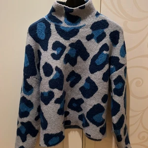 Stickad tröja - Bara använd 2-3 gånger så nästan nyskick, inte stickig 🫐💙