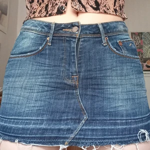 Mini jeanskjol  - Söt y2k stretchig jeanskjol, nästan aldrig använd. Säljer pga lite för liten, den är väldigt kort på mig som är 175