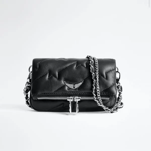 Zadig väska - säljer min väska från zadig som är väldigt sparsamt använd. Skick skulle jag säga är 9/10. Kvitto samt dustbag tillkommer. Denna modell är slut på deras hemsida. Skriv privat för fler bilder! Köp direkt för 2000kr (vanlig kedja som band)