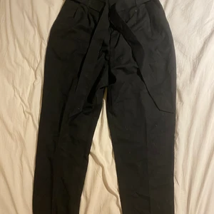 Kostymbyxor knyt - Byxor från h&m storlek 44. Mindre i storleken. Köparen står för frakt, skickas helst med spårbart eller möts upp i Stockholm.