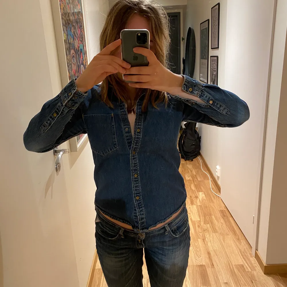 Snygg jeans-skjorta som kan stylas på massa olika sätt från Mango. Säljer pga att jag inte använder den så ofta. Bra skick, inget slitage eller hål eller sånt. Storlek s. Köparen står för frakt!. Skjortor.