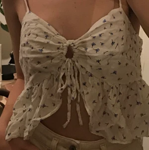 Somrig topp från Bik Bok - Väldigt fin, somrig topp från Bik Bok som tyvärr inte kommit till användning. Endast använd ett fåtal gånger och den är i nyskick. Skulle gissa på att nypriset var någon stans runt 200 kr. Är storlek M men passar mig som är S. Kontakta mig privat vid frågor eller intresse. 