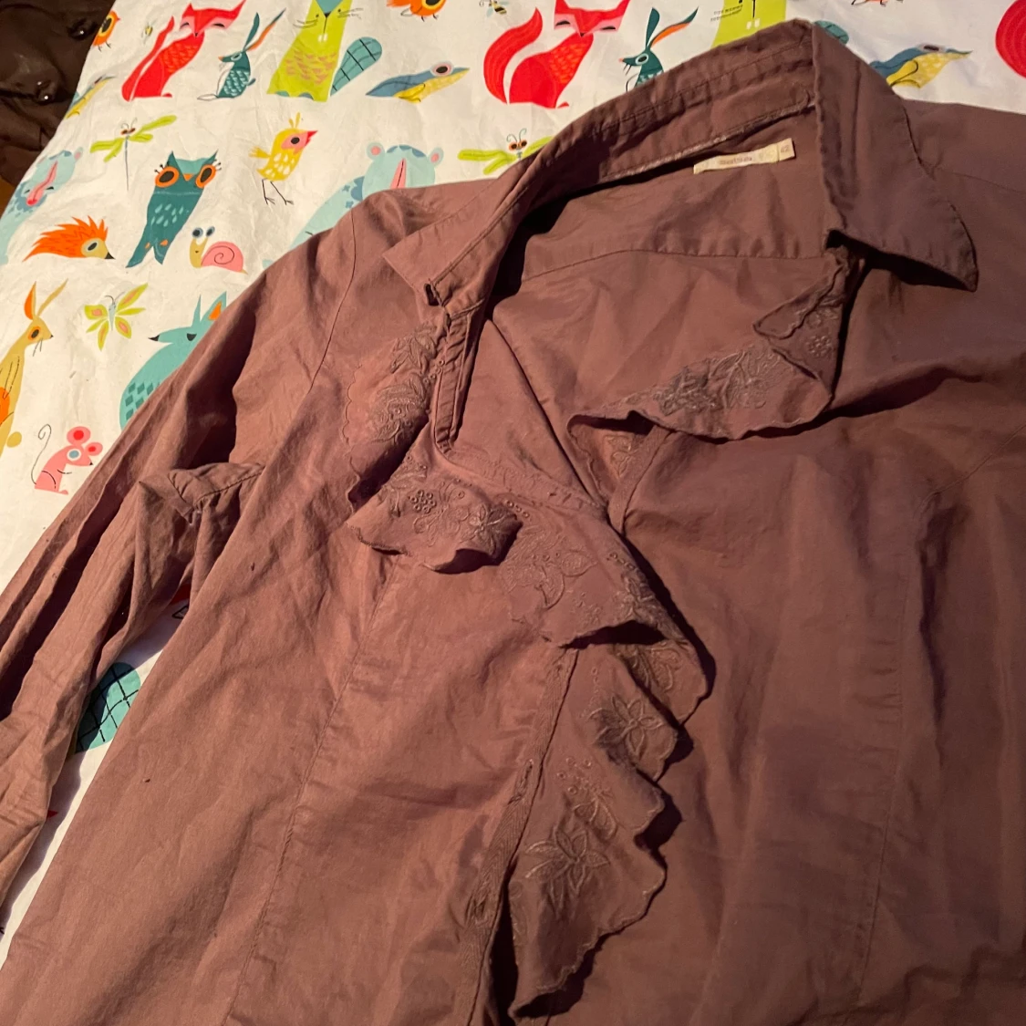 Brun skjorta med volang - 90