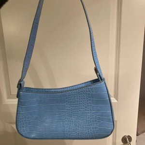 Väska  - Säljer nu min väska då den inte längre kommer till användning:)