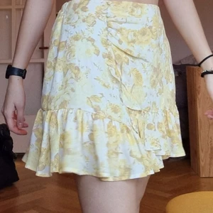 Blommig kjol strl.38 - En gullig sommar-kjol från gina tricot. Gullig detalj är knapparna fram som sitter lite på sidan! Så fin men kände att den passar någon annan bättre🌼