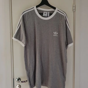 Adidas t-shirt  - Adidas t-shirt, aldrig använd. Har man några frågor eller vill ha fler bilder är det bara till att skriva. Betalning via swish.