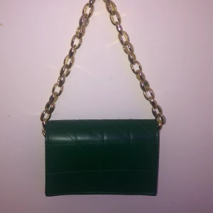 Axelväska - Alldrig använd väska ( skriv om ni vill ha mer bilder)