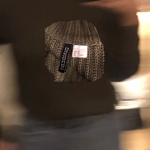 Grön stickad H&m tröja - Jätte fin grön tröja, passar till det mesta, varm,  lite polo krage, från H&m💙 60kr plus frakt 🚚 