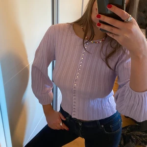 Lila blus  - Blus från mango i så fin ljuslila färg! Använd väldigt fåtal gånger. Storlek M, har själv oftast S men den passar mig ändå jättebra. Köparen står för frakten ❤️