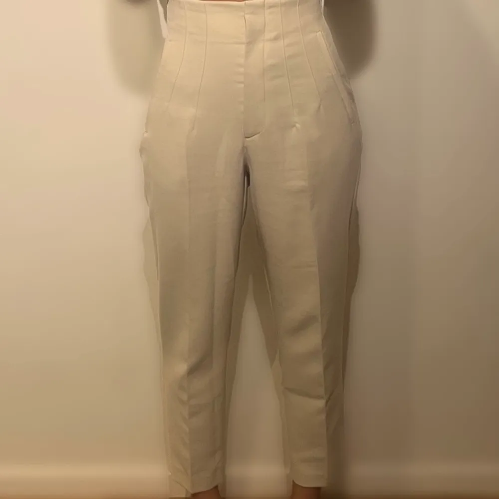 WOW! Zara’s helt utsålda Kostymbyxor som ger en illusion av smalare midja och bredare höfter! Sitter asbra! En ljusare beige/vit färg! Använd enstaka gånger här med! . Jeans & Byxor.